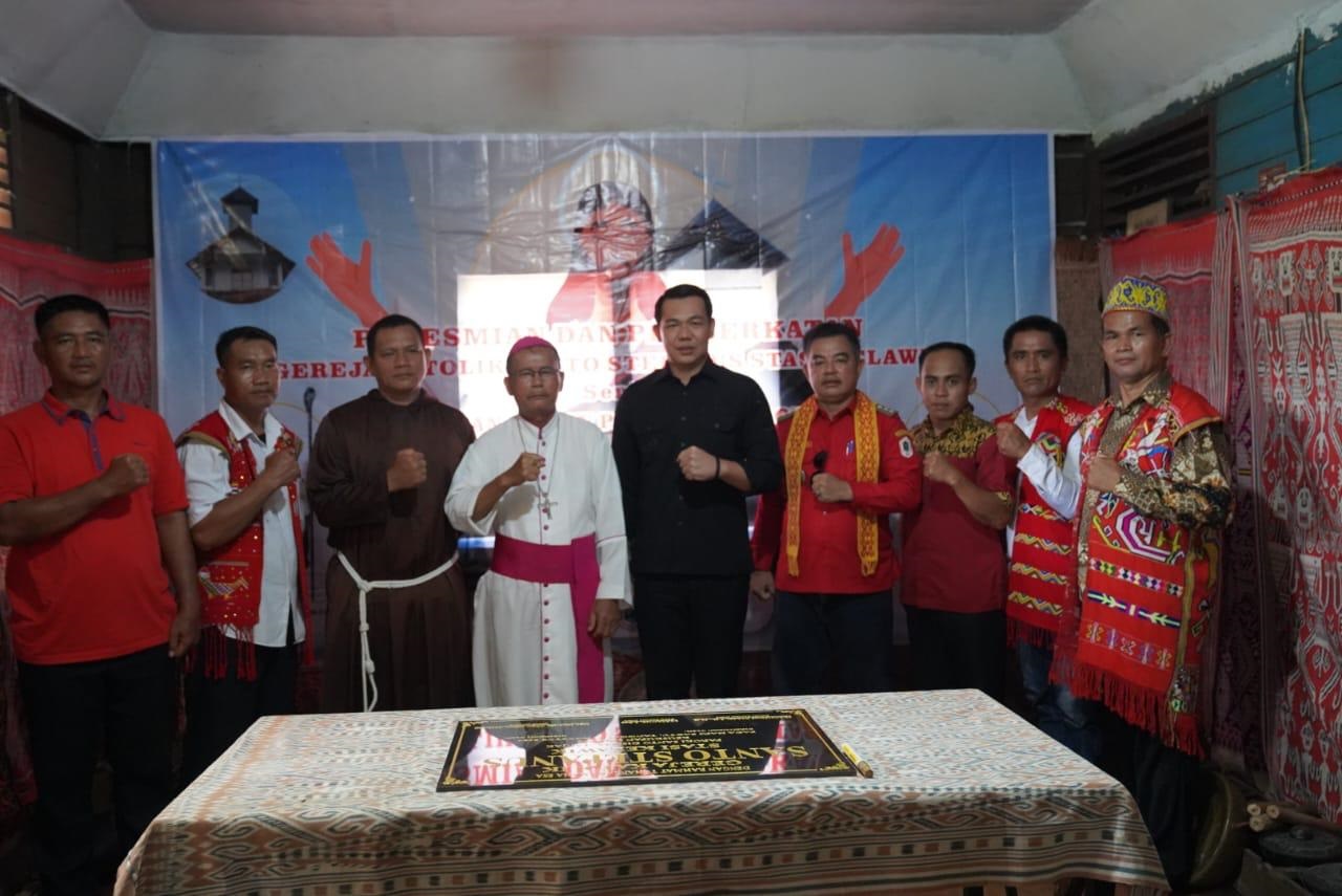 DIRESMIKAN: Fransiskus Diaan menghadiri peresmian dan pemberkatan Gereja Katolik Santo Stepanus Stasi Kelawik Paroki Santo Dismas - Lanjak Keuskupan Sintang, Sabtu (3/8).