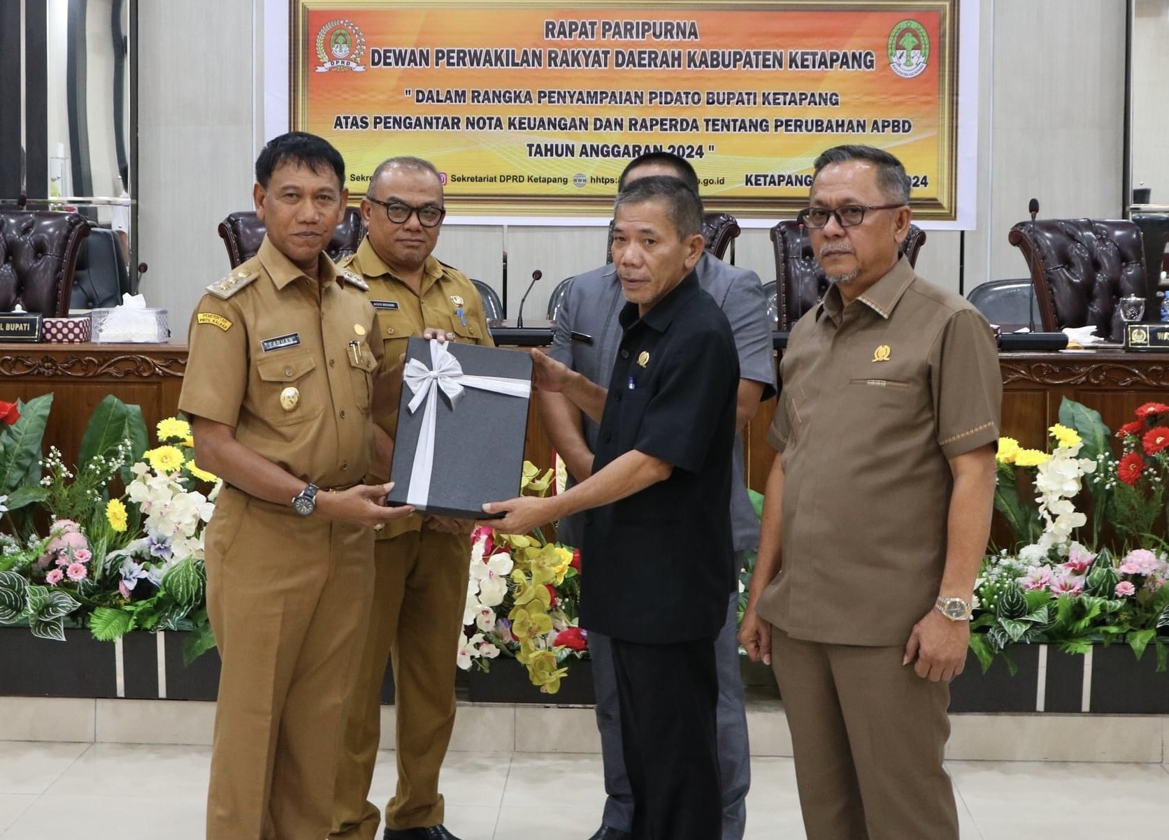 NOTA KEUANGAN : Wabup Ketapang Farhan, menyerahkan nota keuangan perubahan dan Raperda tentang Perubahan APBB Ketapang 2024 kepada Wakil Ketua DPRD Ketapang Jamhuri Amir.