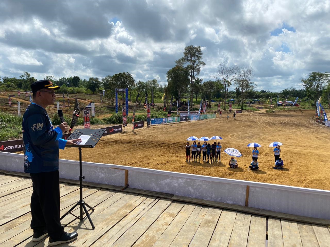 BUKA: Pj Bupati Landak Gutmen Nainggolan saat mebuka kejuaraan provinsi Grasstrack Kalimantan Barat seri ke-2 tahun 2024 di Sirkuit Juang.