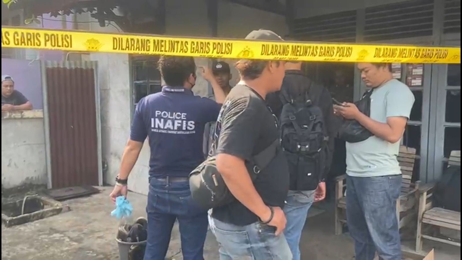 SELIDIKI: Polisi saat melakukan olah TPK kasus dugaan pembakaran istri oleh suami yang kemudian gantung diri di Jalan Karya, Kompleks Karya Indah 3, Desa Pal Sembilan, Sungai Kakap, Kubu Raya.