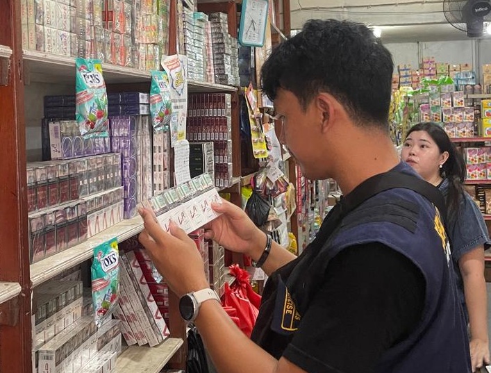 ROKOK : Bea Cukai Nanga Badau saat melakukan razia rokok illegal di Kapuas Hulu.