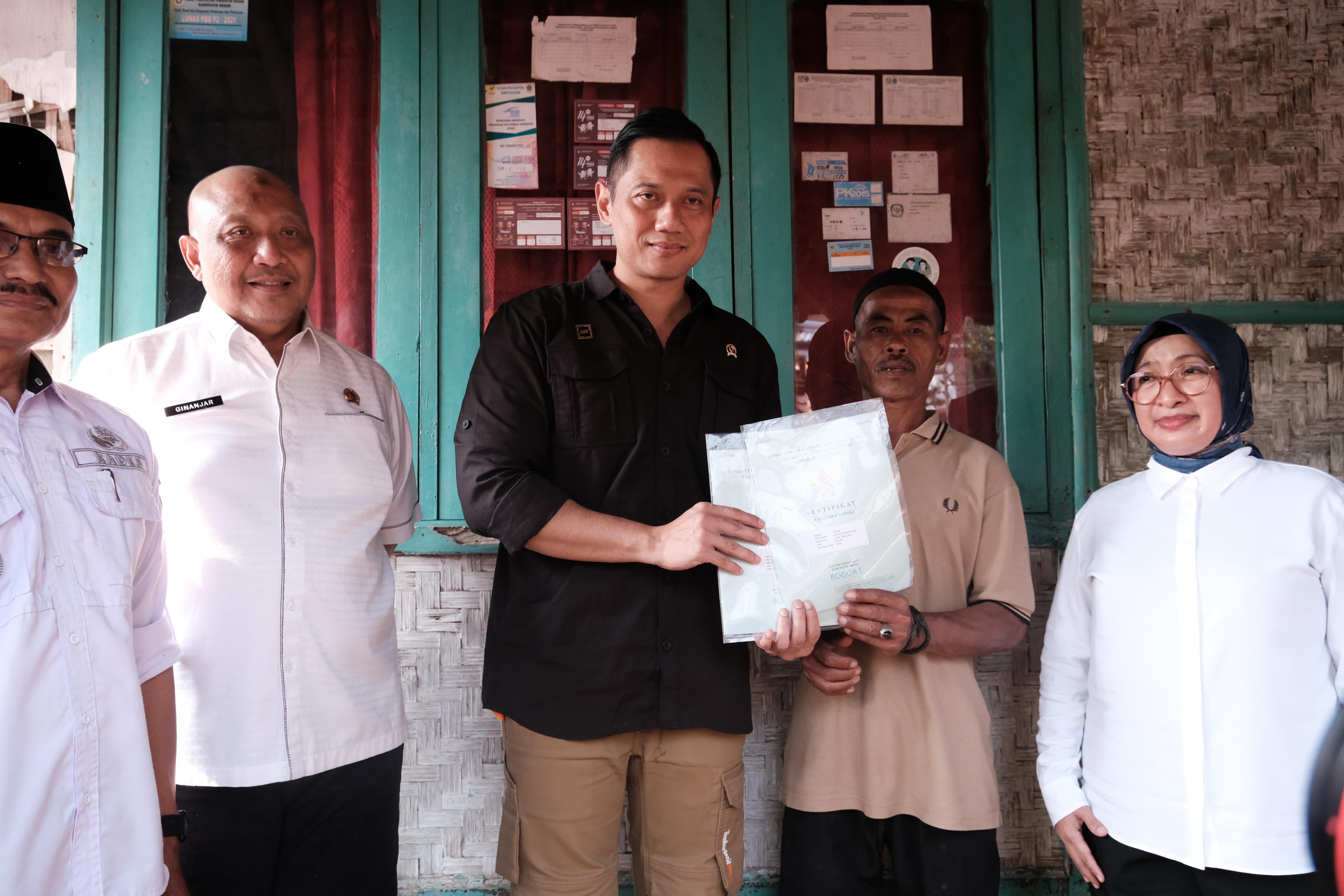 Agus Harimurti Yudhoyono (AHY) menyerahkan sertipikat tanah secara door to door di Desa Cibalung, Kecamatan Cijeruk, Kabupaten Bogor.