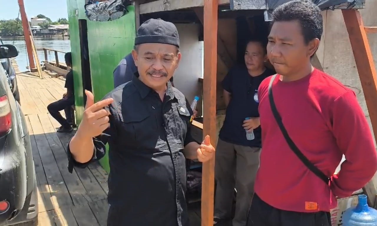 BERDIALOG: Mariadi Bacalon wabup Sambas saat bertemu dan berbincang dengan warga di dermaga penyeberangan Cermai Paloh.