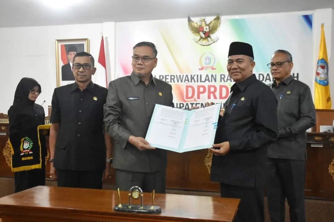 TANDA TANGANI: Pj Bupati Kubu Raya, Syarif Kamaruzaman bersama Ketua DPRD Kubu Raya, Agus Sudarmansyah menandatangani nota kesepakatan mengenai KUPA-PPAS Perubahan APBD Tahun Anggaran 2024.