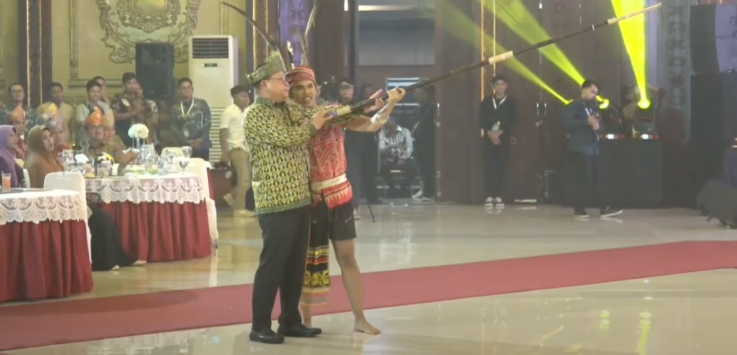 Direktur Utama Bank Kalbar, Rokidi, sesaat akan meniup sumpit saat kegiatan Welcoming Dinner Undian Tabungan Simpeda, Rabu (7/8) malam.