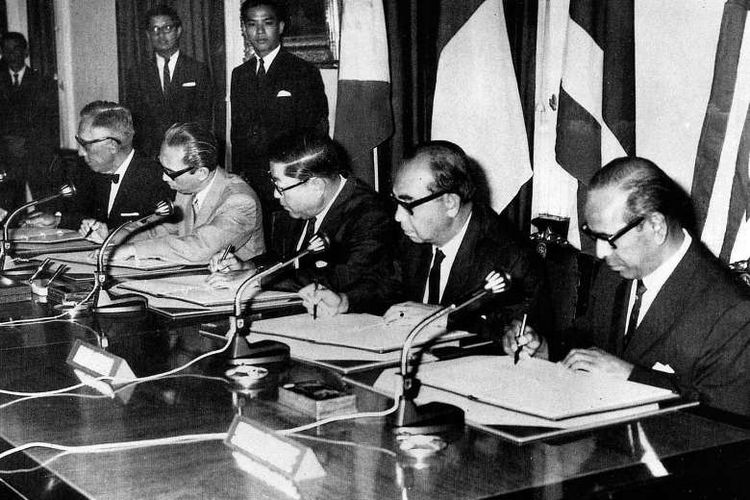 Penandatanganan Piagam ASEAN atau Deklarasi Bangkok oleh lima perwakilan negara di Bangkok, Thailand, 8 Agustus 1967. (HISTORIA.ID)