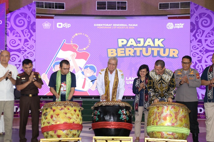 BUKA: Pj Gubernur Harisson memukul beduk tanda dibukanya acara puncak Pajak Bertutur 2024 yang digelar di PCC, Rabu (7/8).