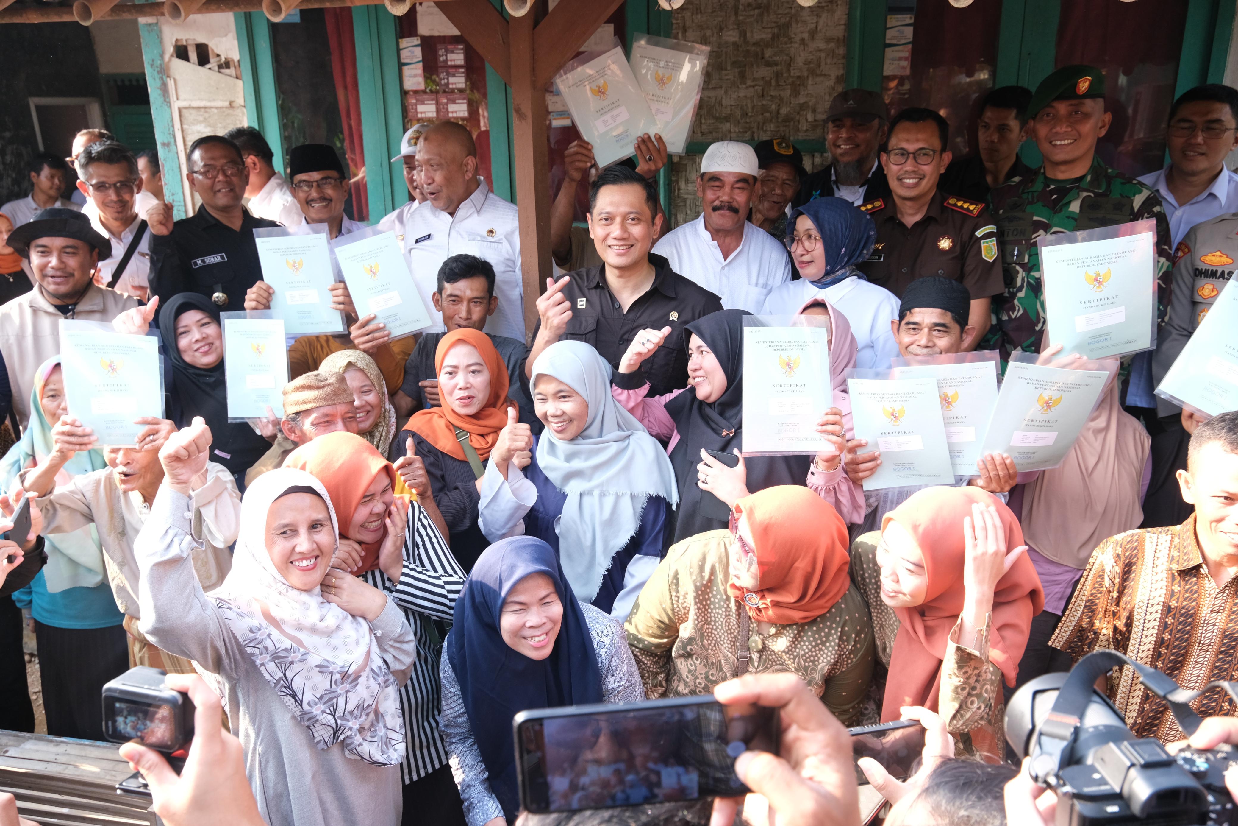 Menteri AHY menyapa masyarakat sekaligus menyerahkan 15 sertipikat hasil dari program Pendaftaran Tanah Sistematis Lengkap (PTSL).