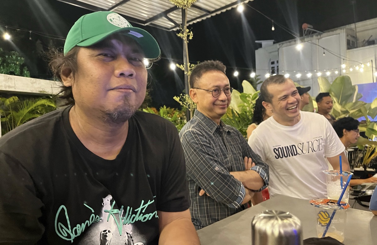 Edi Kamtono didampingi owner CW Coffee Ruby Firman dan pegiat skena musik Kalbar Arbian Octora saat menikmati konser musik yang digelar CW Record.