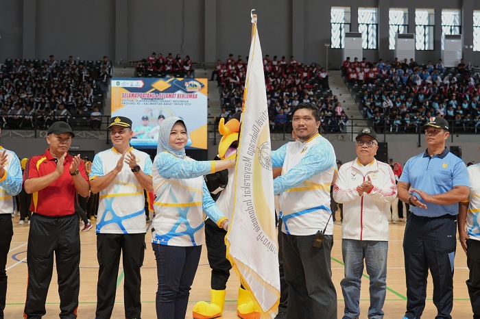 PEMBUKAAN: Windy Prihastari,  Kepala Kadisporapar Kalbar serahkan bendera KORMI kepada Panitia Forprov I Kalbar. Jumat (9/8) di GOR Terpadu Ahmad Yani.