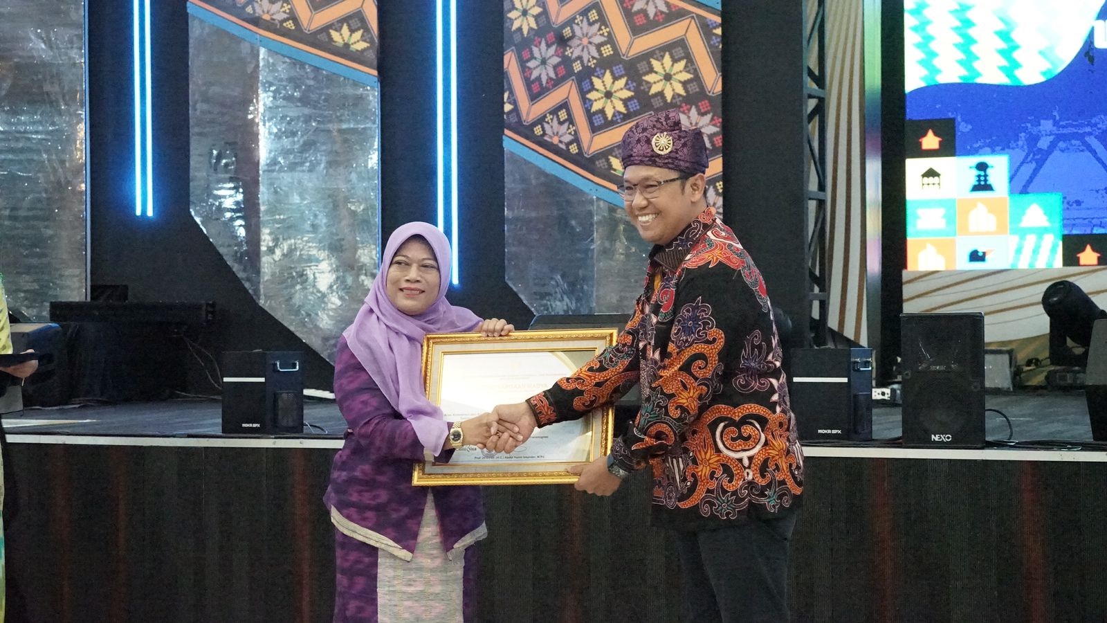 PENGHARGAAN: Pemerintah Kabupaten Sambas menerima penghargaan dari Kementerian Desa Pembangunan Daerah Tertinggal dan Transmigrasi Rabu (7/8) malam.