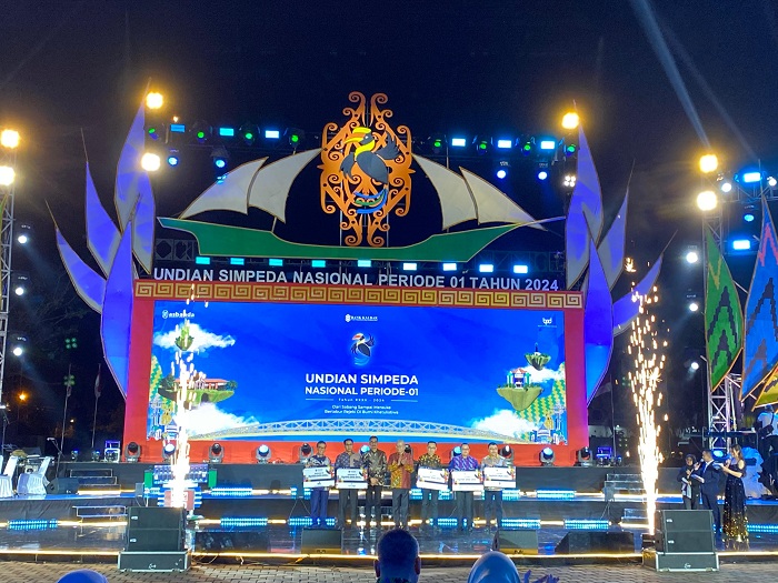 FOTO BERSAMA : Foto bersama dalam puncak acara Penarikan Undian Nasional Tabungan Simpeda Periode 1 tahun 2024 yang di Halaman Kantor Gubernur Kalimantan Barat, Kamis (8/8) malam.