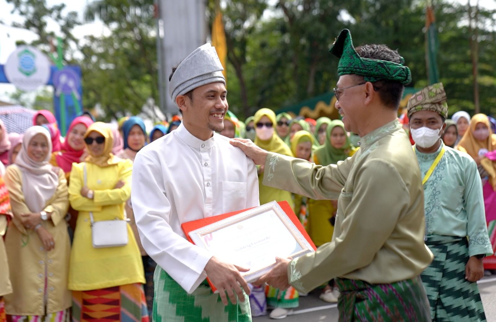 PENGHARGAAN: Veddriq Leonardo menerima piagam penghargaan sebagai warga kehormatan oleh wali kota pontianak periode 2019-2023, edi rusdi kamtono di Pontianak, 23 Oktober 2023.