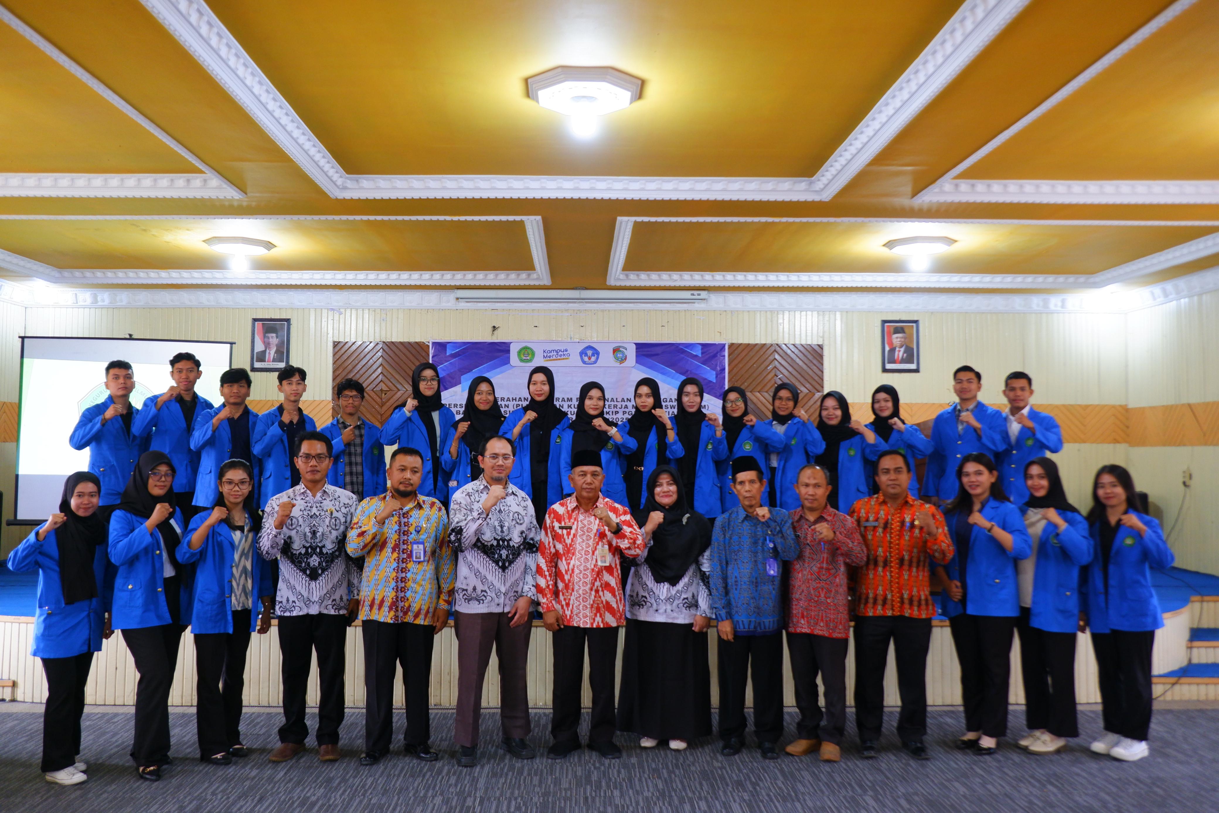 MAHASISWA: Foto bersama usai penyerahan mahasiswa PLP-2 dan KKM.