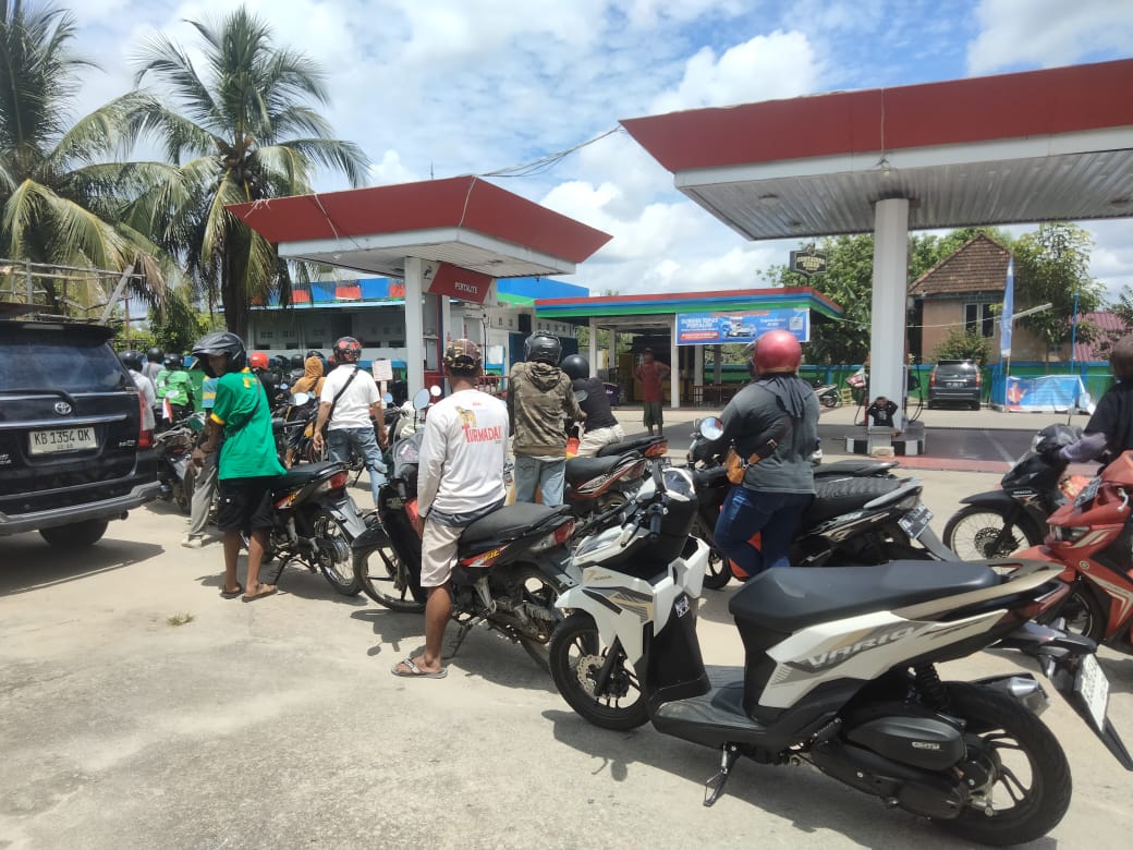 ANTRI : Sudah beberapa pekan terahir, antrian panjang kerap ditemui di SPBU-SPBU Sintang Kota.