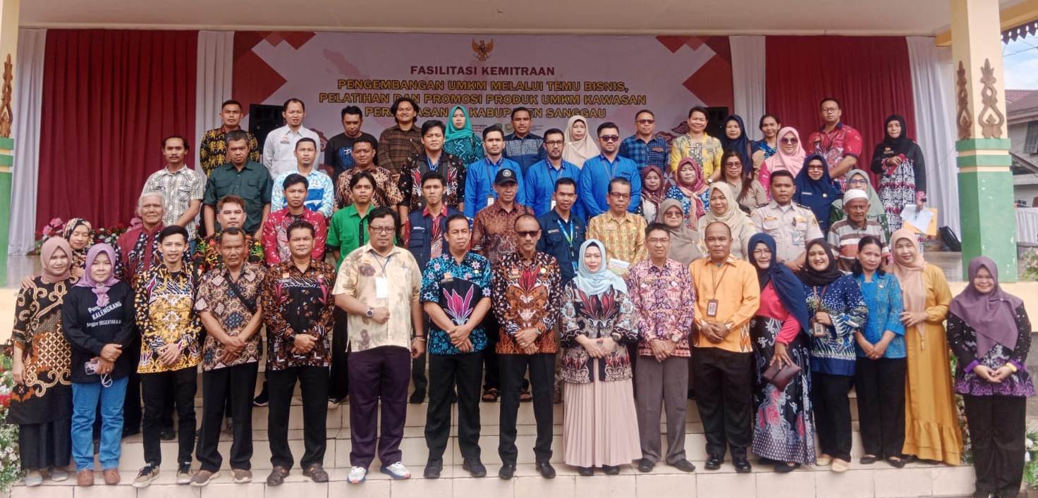 DIABADIKAN: Usai opening ceremony, para peserta kegiatan Fasilitasi Kemitraan, Pengembangan UMKM melalui temu bisnis pelatihan dan promosi produk UMKM kawasan perbatasan di Kabupaten Sanggau.