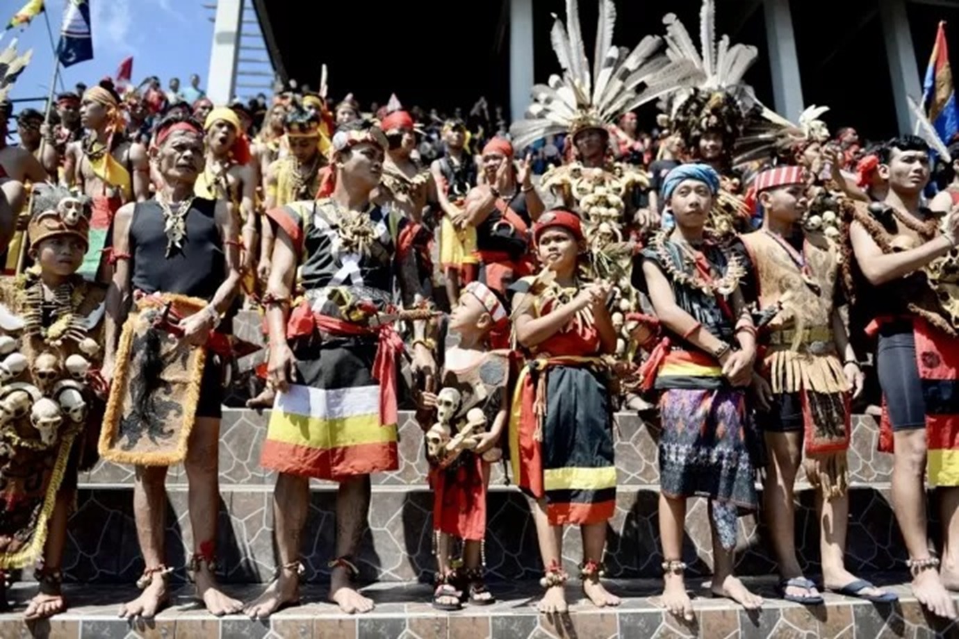 BERSIAP PAWAI: Para peserta Pekan Gawai Dayak XXXVII saat bersiap mengikuti pawai dengan mengenakan pakaian adat masyarakat setempat, Mei tahun lalu. )ARIEF NUGROHO/PONTIANAK POST)