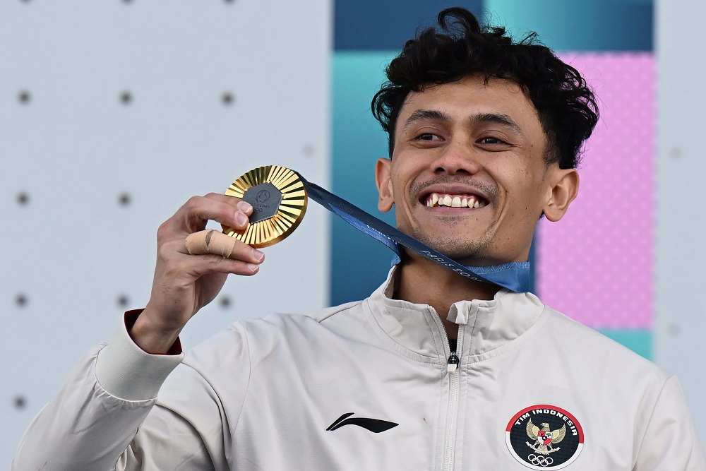 Atlet panjat tebing putra Indonesia asal Pontianak, Veddriq Leonardo menunjukkan medali emas usai menjuarai nomor speed putra Olimpiade Paris 2024 di Le Bourget Climbing Venue, Paris, Prancis.