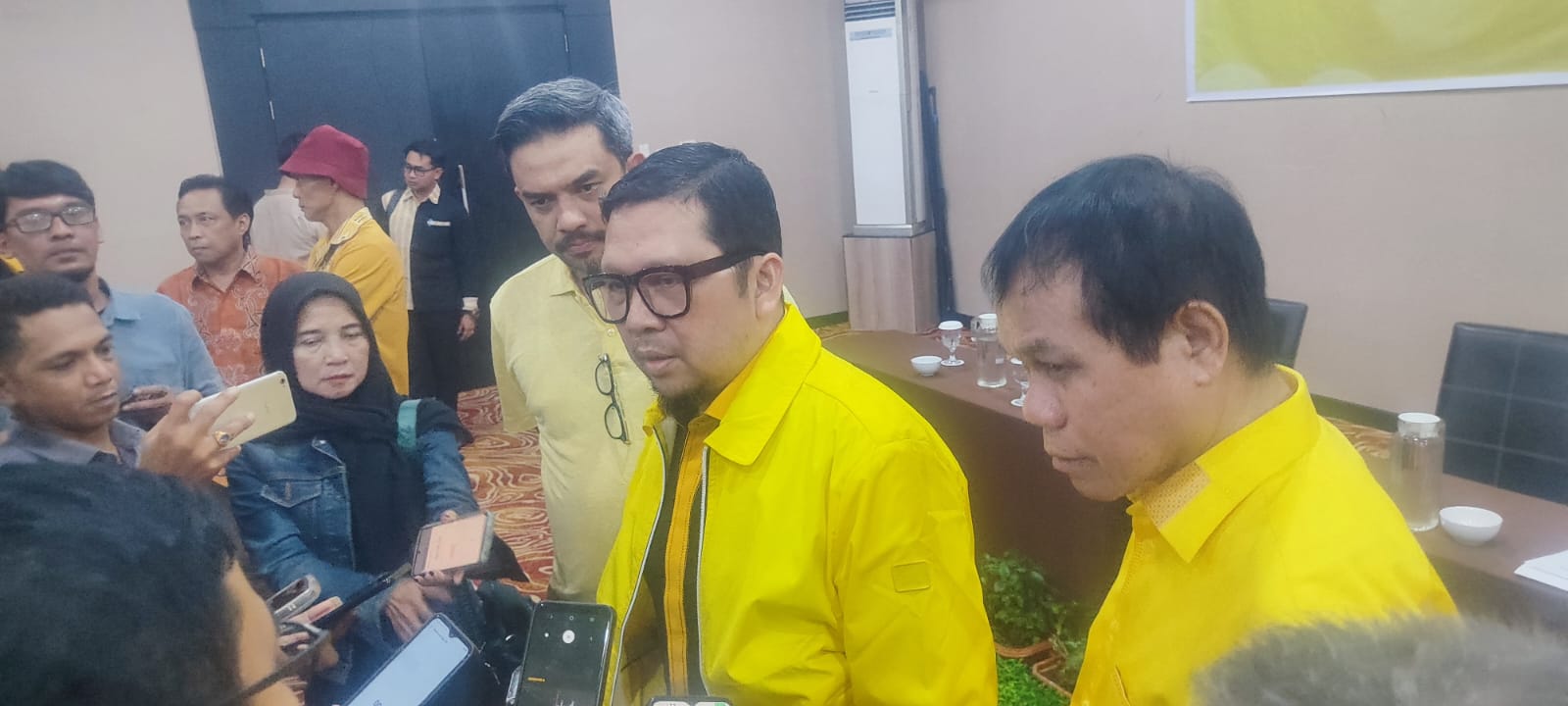 Wakil Ketua Umum DPP Partai Golkar, Ahmad Doli Kurnia didampingi Ketua DPD Golkar Kalbar, Maman Abdurahman dan Sekretaris Prabasa Anantatur memberikan pernyataan kepada wartawan.