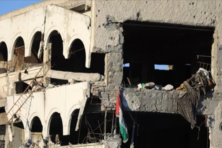 Sedikitnya 25 warga Palestina tewas dalam serangan udara Israel yang menargetkan Sekolah Hassan Salama di barat kota Gaza, Ahad (4/8). (Anadolu)