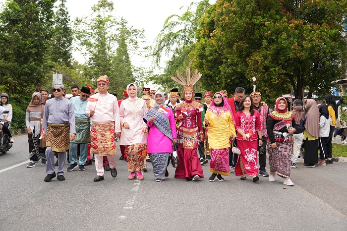 KARNAVAL:&nbsp; Pj Gubernur Harisson bersama Pj Ketua TP-PKK Kalbar, Windy Prihastari serta jajaran kepala perangkat daerah berjalan kaki mengikuti Karnaval Gemilang Budaya Khatulistiwa Tahun 2024.