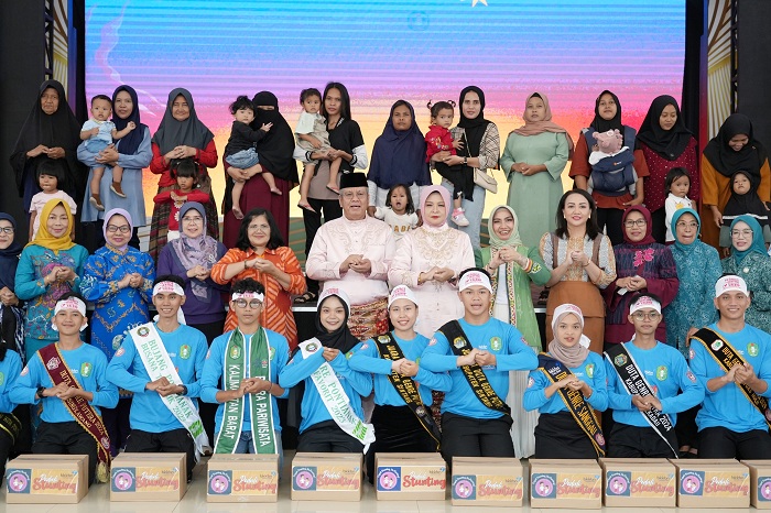 REMAJA&nbsp;: Pj Gubernur Harisson foto bersama usai mengikuti Peringatan Hari Remaja Internasional&nbsp;di Pendopo Gubernur, Minggu (11/8).