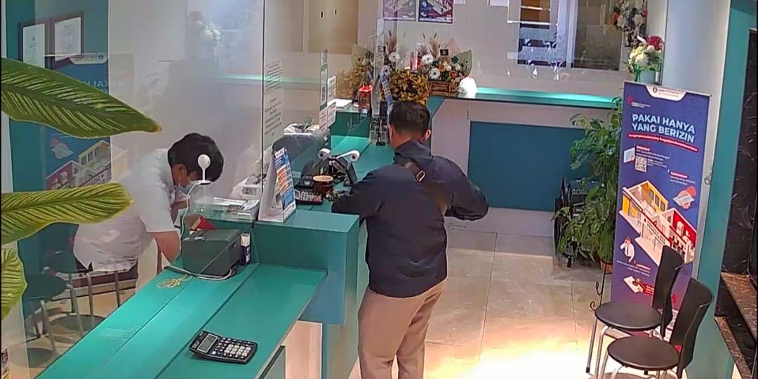 TUKAR UANG : Aktivitas menukar uang di Gapuramas, money changer yang berlokasi di Jalan Tanjungpura Kota Pontianak. (ISTIMEWA)