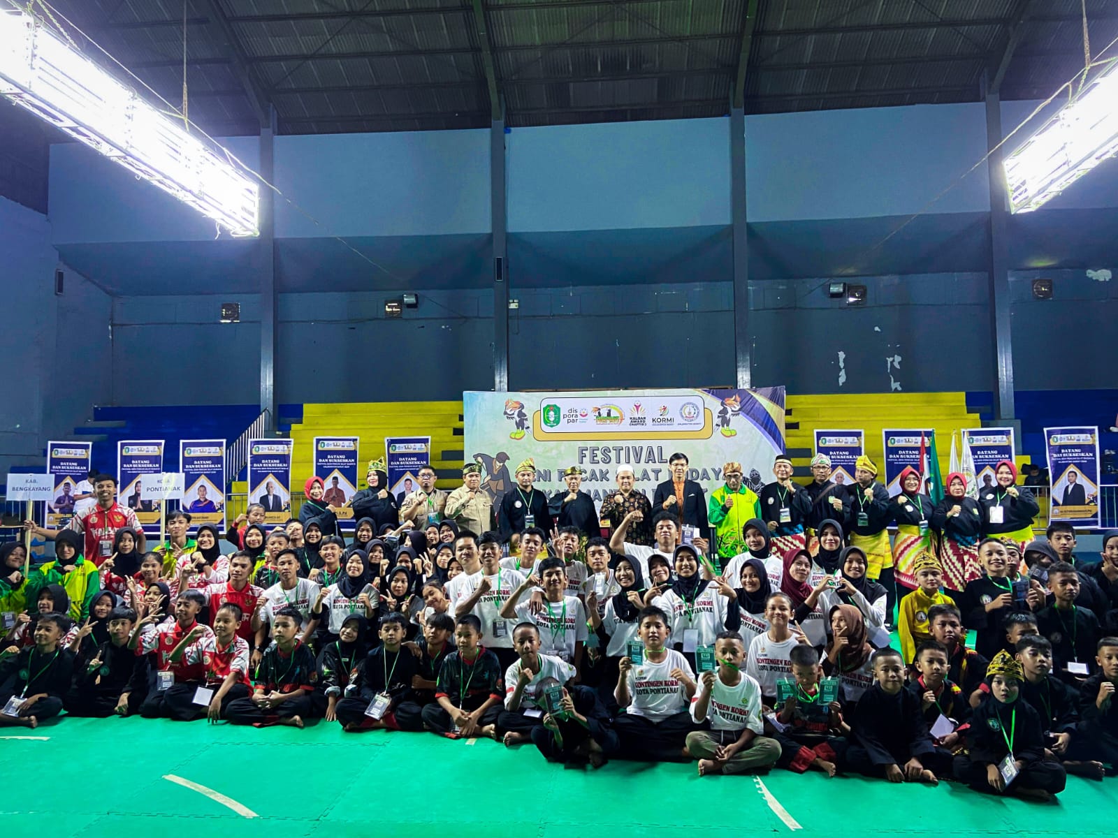 PENCAK SILAT: Festival pencak silat budaya yang dilaksanakan Asosiasi Perguruan Pencak Silat Budaya Indonesia (APPSBI) Kalbar di bawah naungan KORMI Kalbar diikuti antusias peserta. (ISTIMEWA)