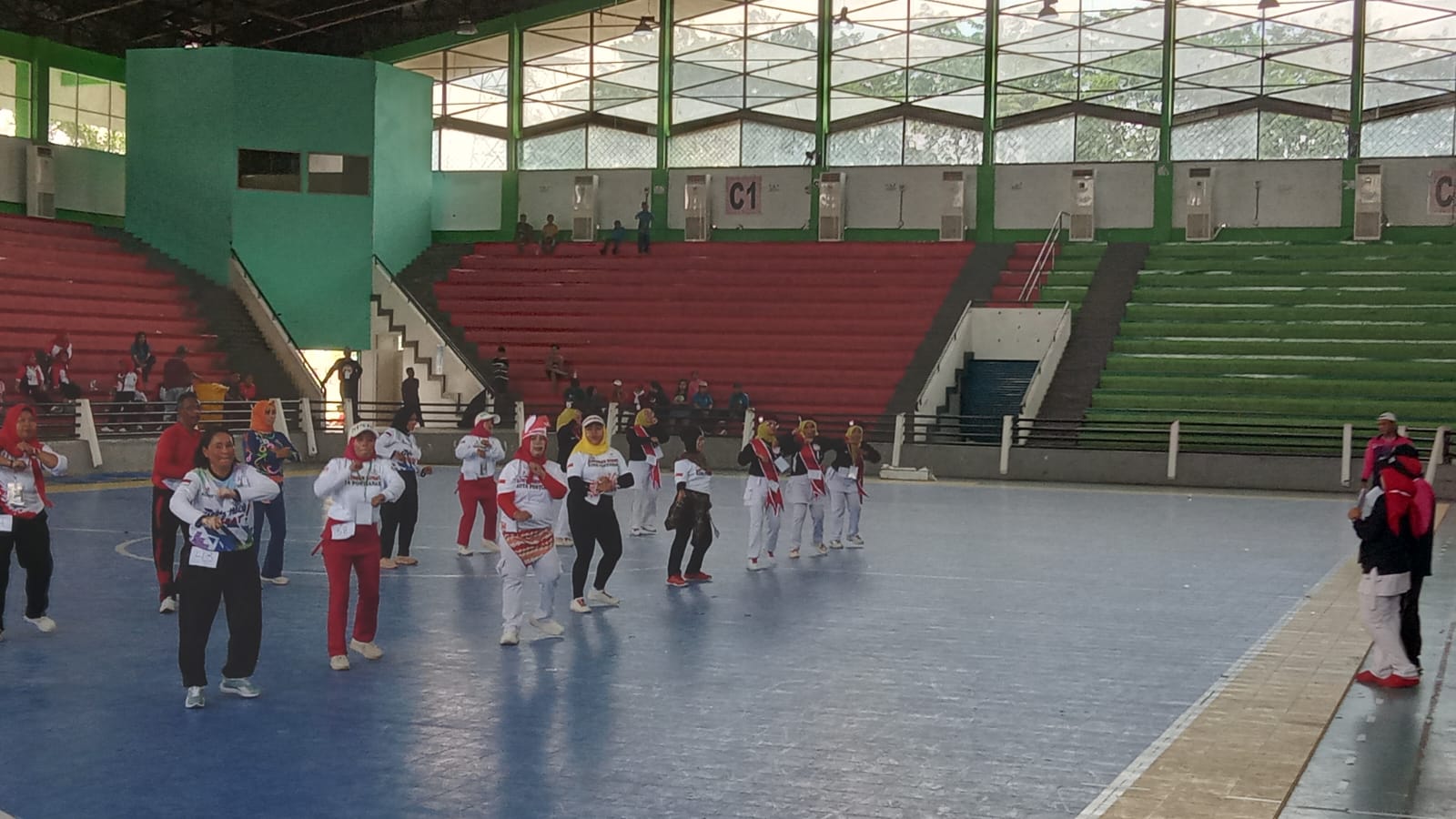 PENCAK SILAT: Festival pencak silat budaya yang dilaksanakan Asosiasi Perguruan Pencak Silat Budaya Indonesia (APPSBI) Kalbar di bawah naungan KORMI Kalbar diikuti antusias peserta. (ISTIMEWA)