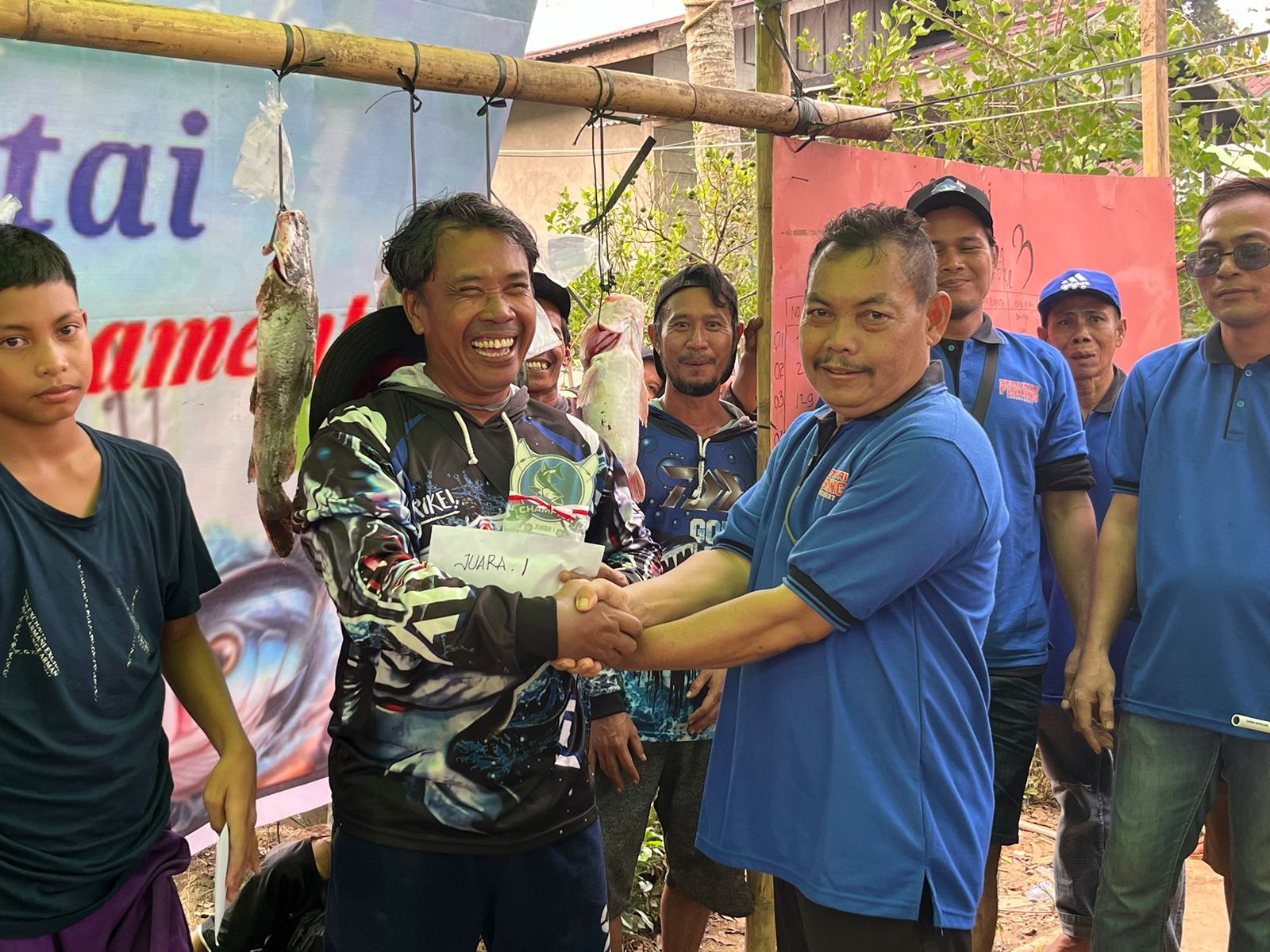 Penyerahan hadiah kepada pemenang mancing mania di Semuntai, Kecamatan Mukok, Kabupaten Sanggau.