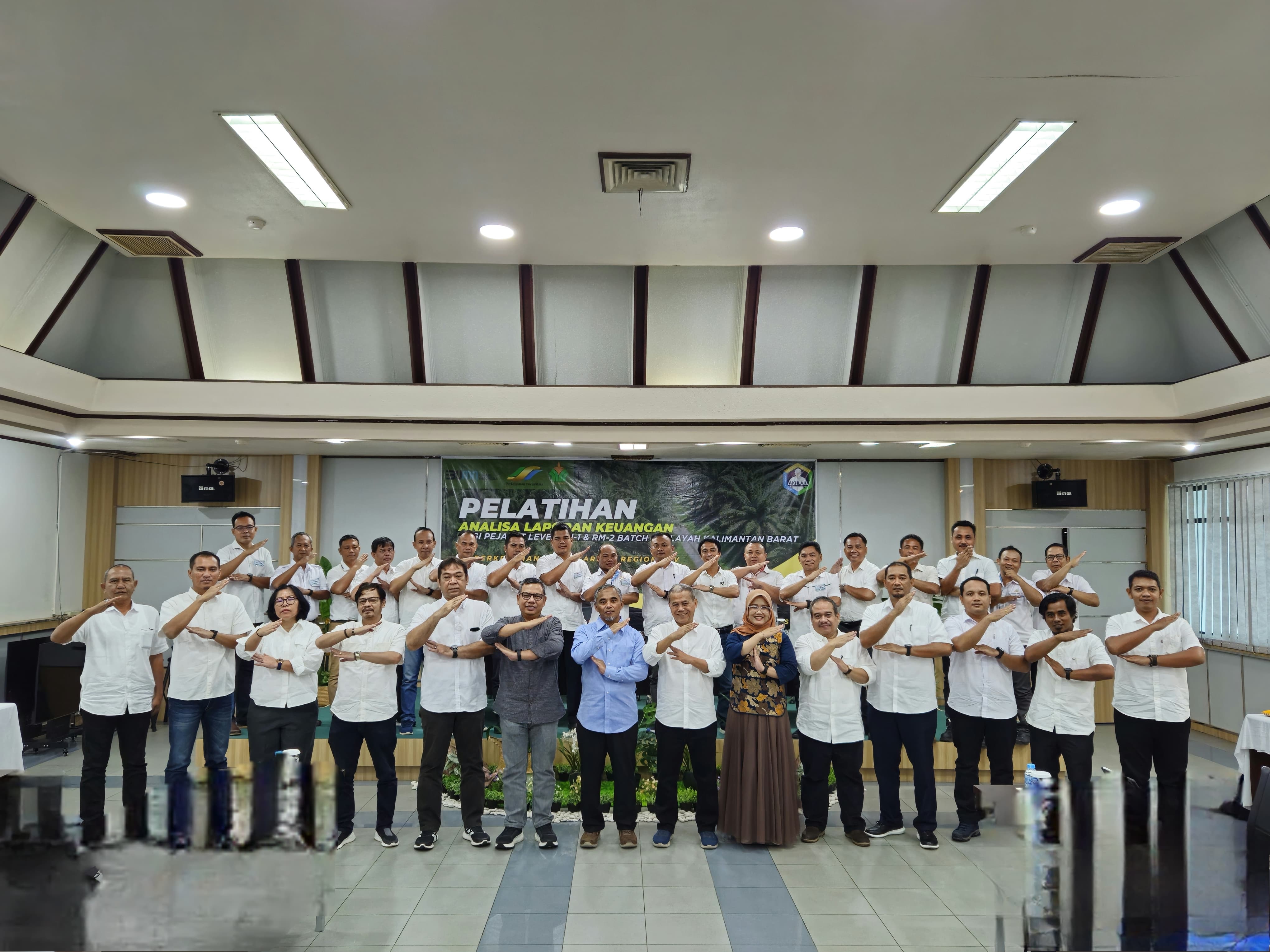 FOTO BERSAMA: Foto bersama pimpinan PTPN IV Regional V dengan peserta Pelatihan Laporan Analisa Keuangan bagi pejabat level RM-1 dan RM-2 Batch 1 di Wilayah Kalimantan Barat di Kota Pontianak.