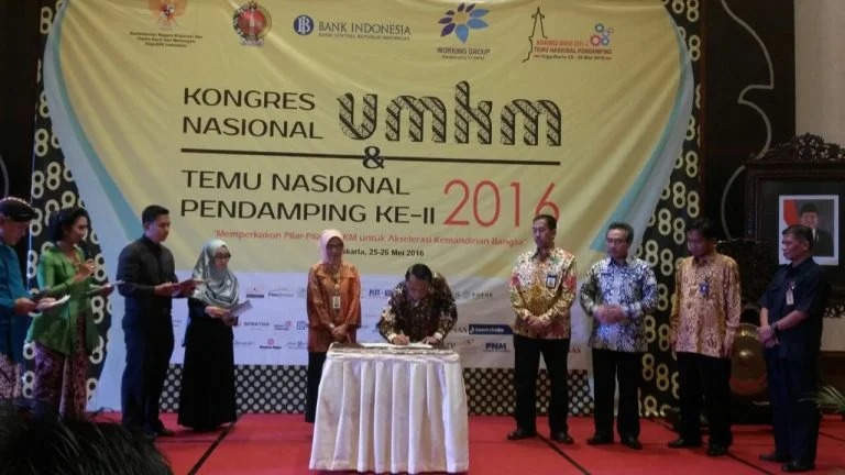 TANDA TANGAN: Penandatangan Piagam Yogyakarta oleh para peserta Kongres UMKM di Yogyakarta, 26 Mei 2016. (ABDSI.ID)