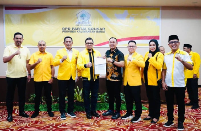REKOMENDASI: Dewan Pimpinan Pusat Partai Golkar resmi menyerahkan rekomendasi dukungan pada Pilkada Kabupaten Kapuas Hulu kepada pasangan Wahyudi Hidayat-Oktavianus.