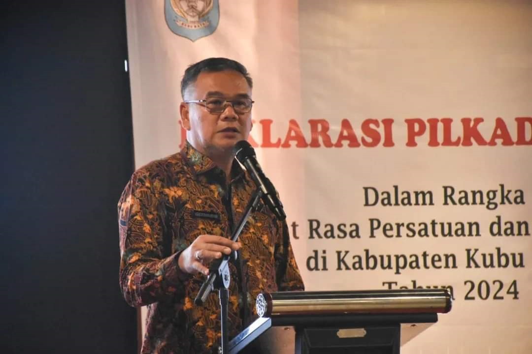 SAMBUTAN: Ketua DPRD Kubu Raya, Agus Sudarmansyah memberikan sambutan saat menghadiri Deklarasi Pilkada Damai di Hotel Alimoer Kubu Raya baru-baru ini.