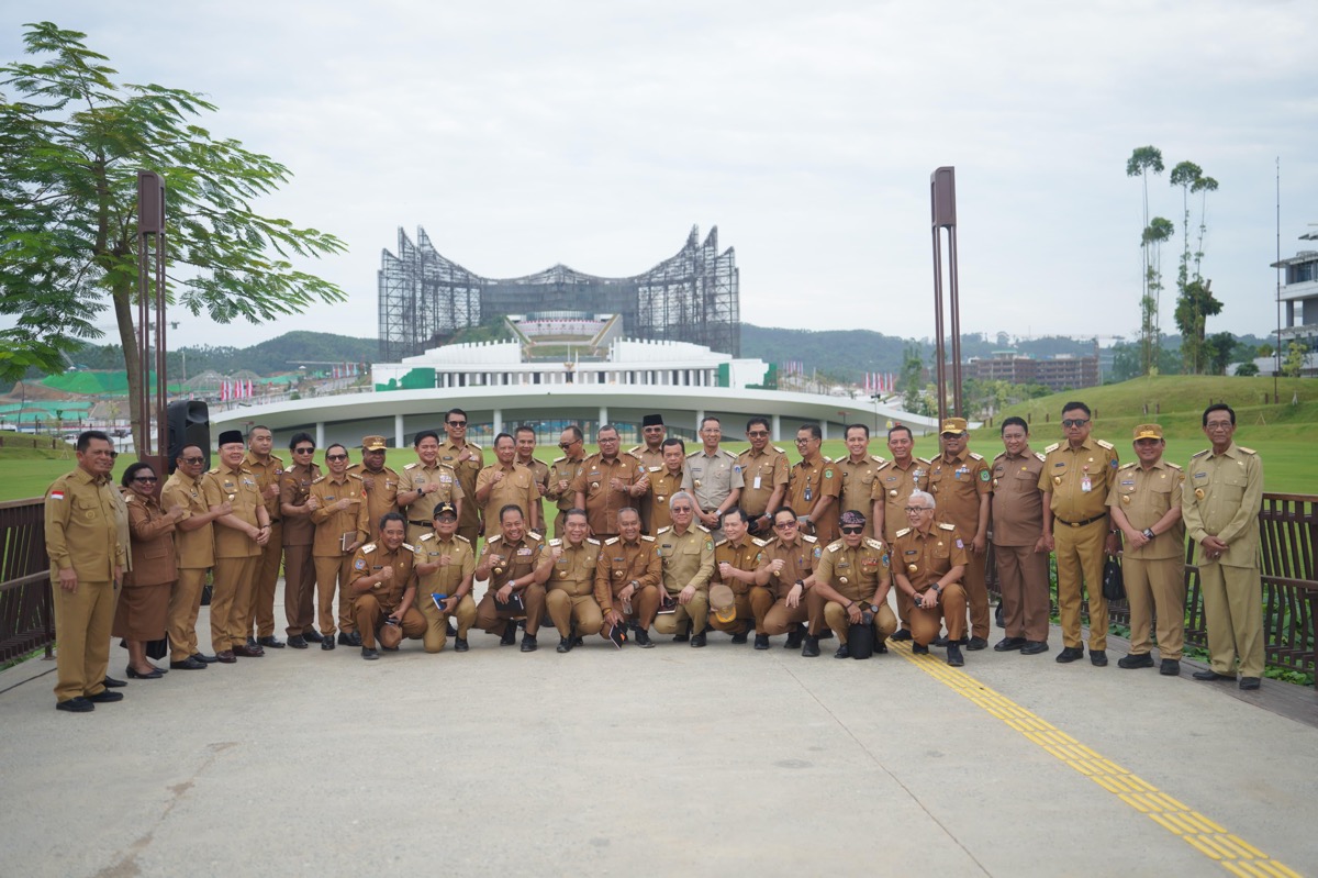 Pj Gubernur Harisson bersama gubernur se-Indonesia foto bersama Mendagri Tito Karnavian usai mengikuti rapat bersama di Istana Garuda IKN, Selasa (13/8).