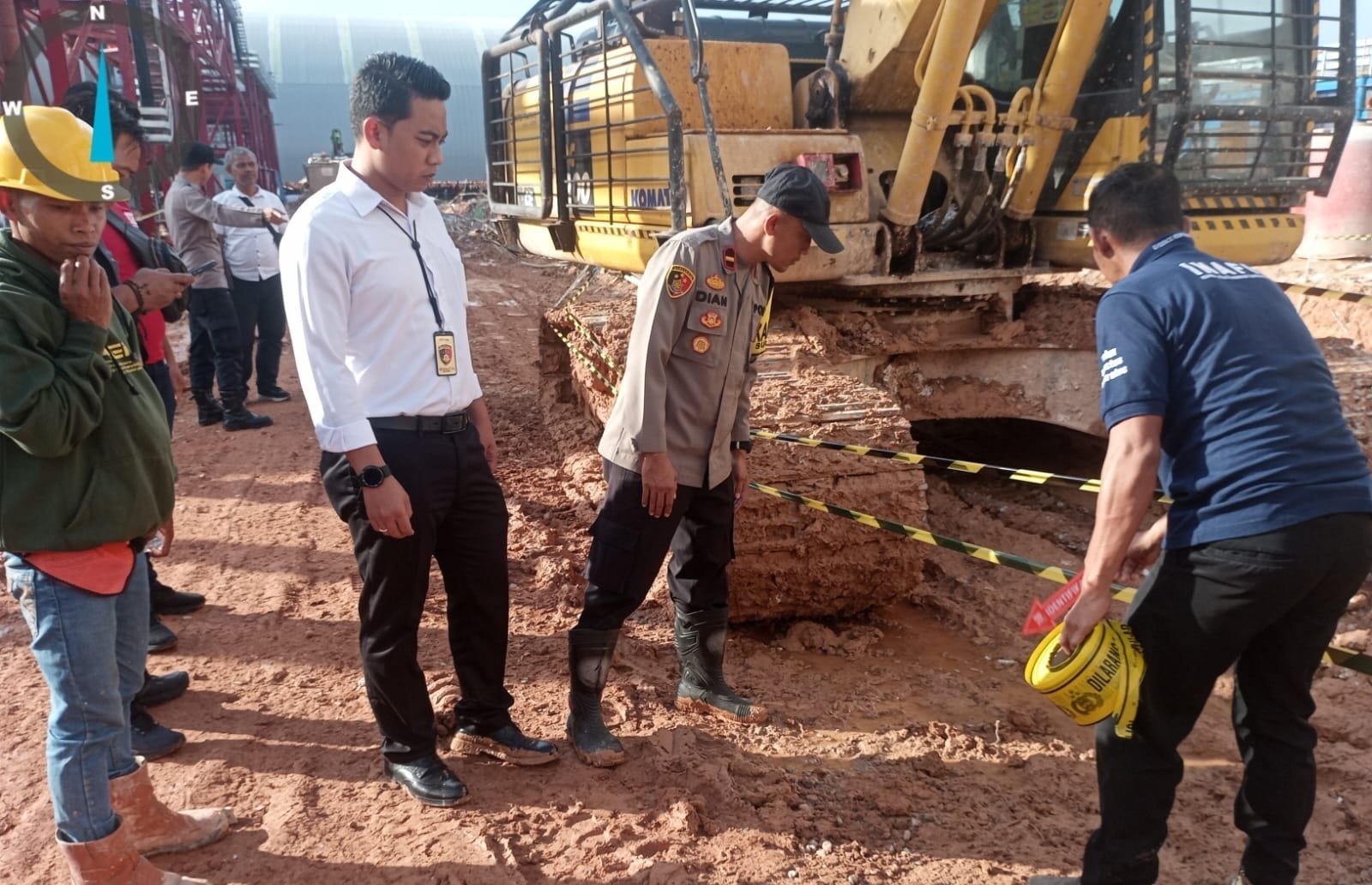 LOKASI KEJADIAN: Polisi melakukan olah Tempat Kejadian Perkara (TKP) kecelakaan kerja yang menyebabkan tewasnya seorang karyawan PT IFK, kemarin.