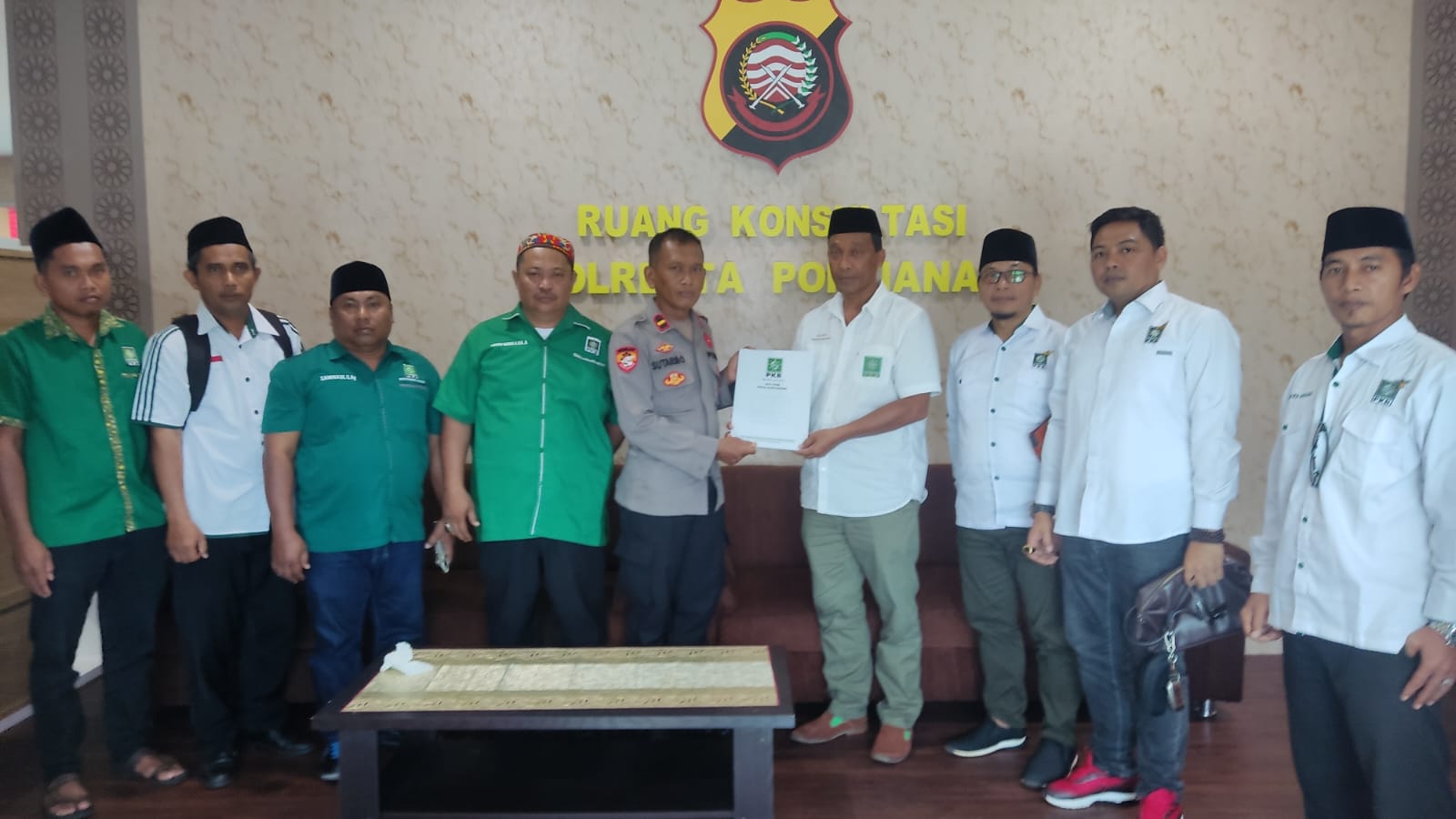 PKB Kota Pontianak saat melaporkan Muhammad Lukman Edy ke Polresta Kota Pontianak, senin (12/8).