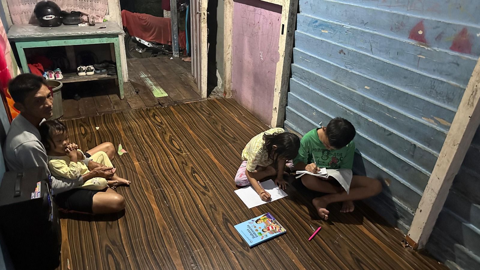 BELAJAR: Anak saat belajar pada malam hari manfaatkan listrik 24 jam.