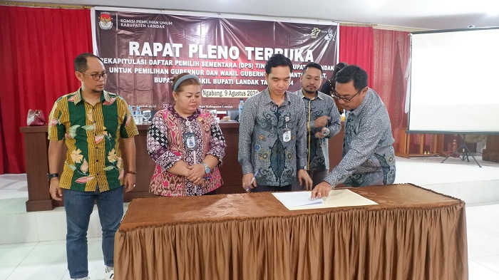 RAPAT: KPU Kabupaten Landak menggelar rapat pleno terbuka penetapan DPS hasil dari pemutakhiran data pemilih.