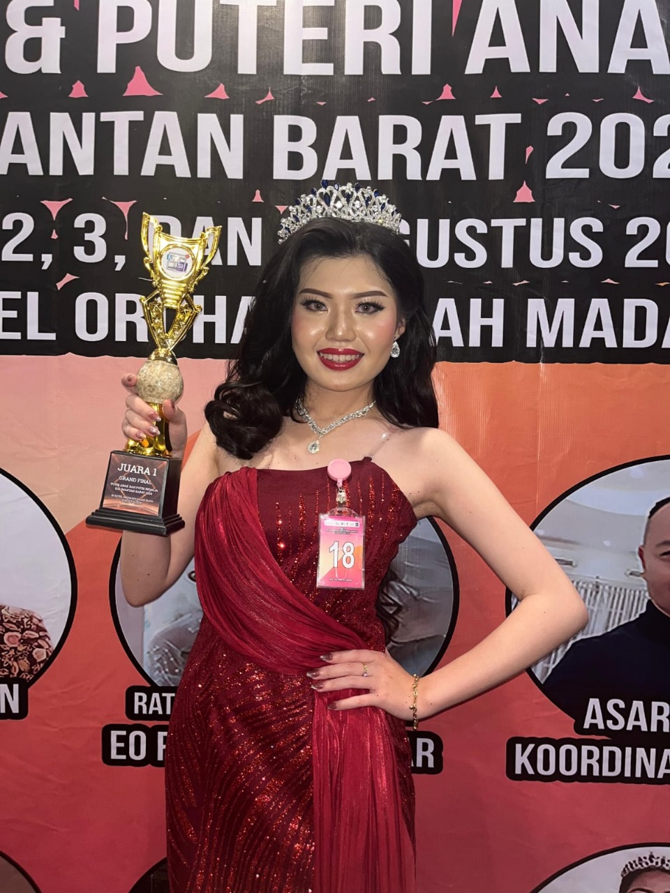 MENANG: Sancha Levia saat memenangkan Putri Remaja dan Putri Lingkungan Kalbar.