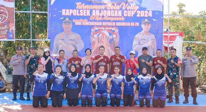 TURNAMEN: Salah satu tim yang bertanding di turnamen bola voly Kapolsek Anjongan Cup.