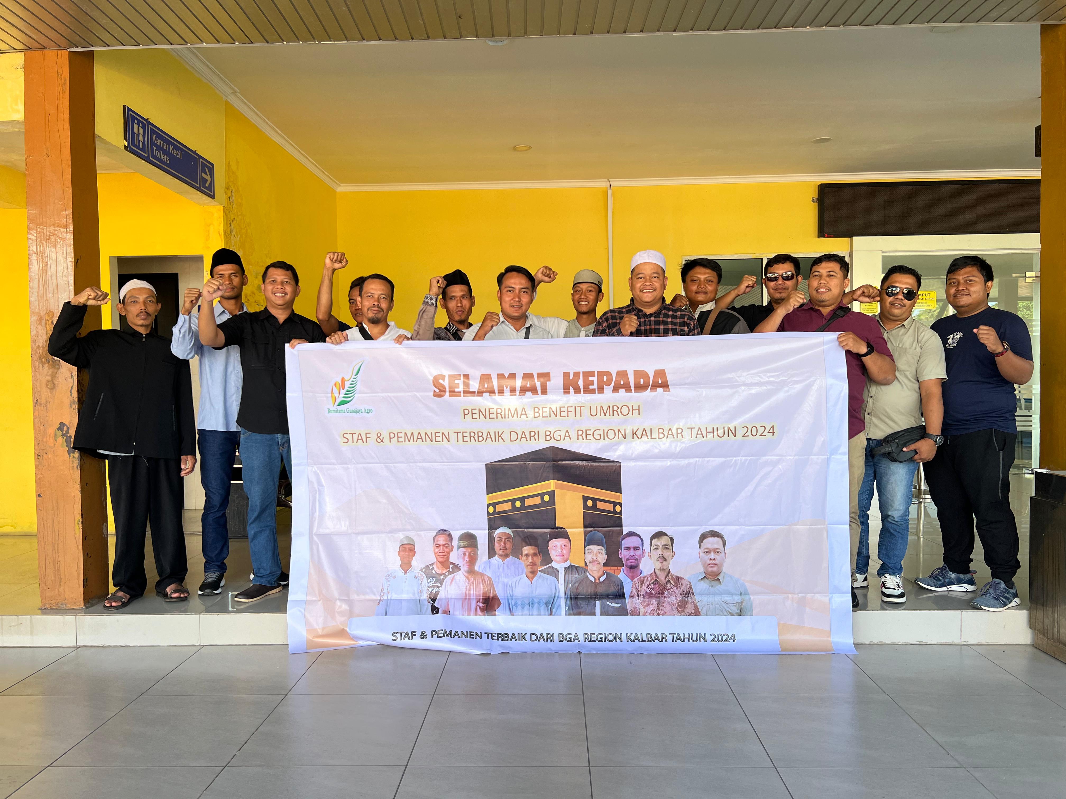 UMROH GRATIS : Perwakilan manajemen BGA bersama karyawan terbaik yang akan melaksanakan umroh gratis. (ISTIMEWA)