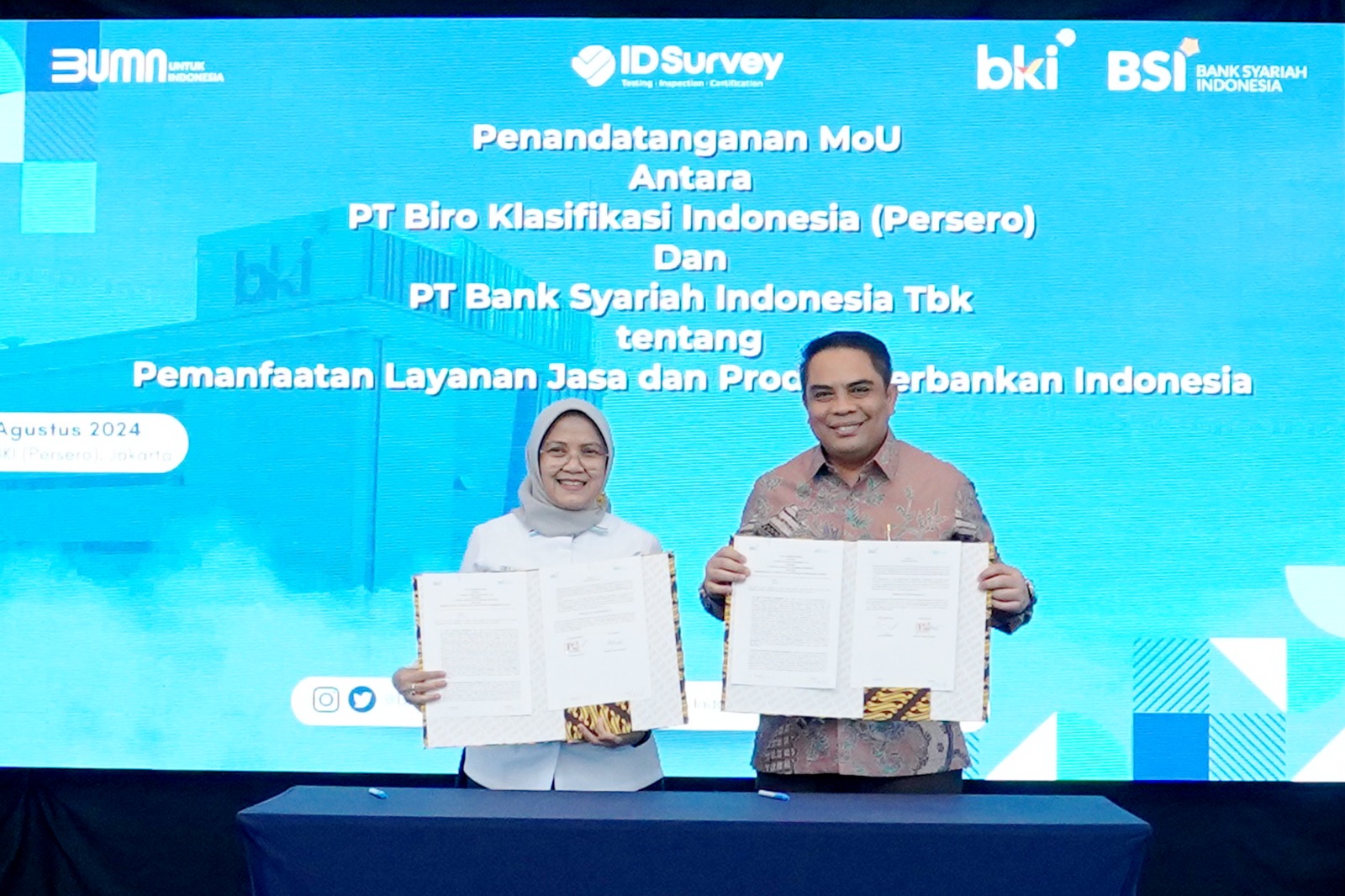 Direktur Keuangan, Administrasi dan Manajemen Risiko PT Biro Klasifikasi Indonesia (kiri) dan Direktur Sales & Distribution BSI Anton Sukarna (kanan) menandatangani MOU.