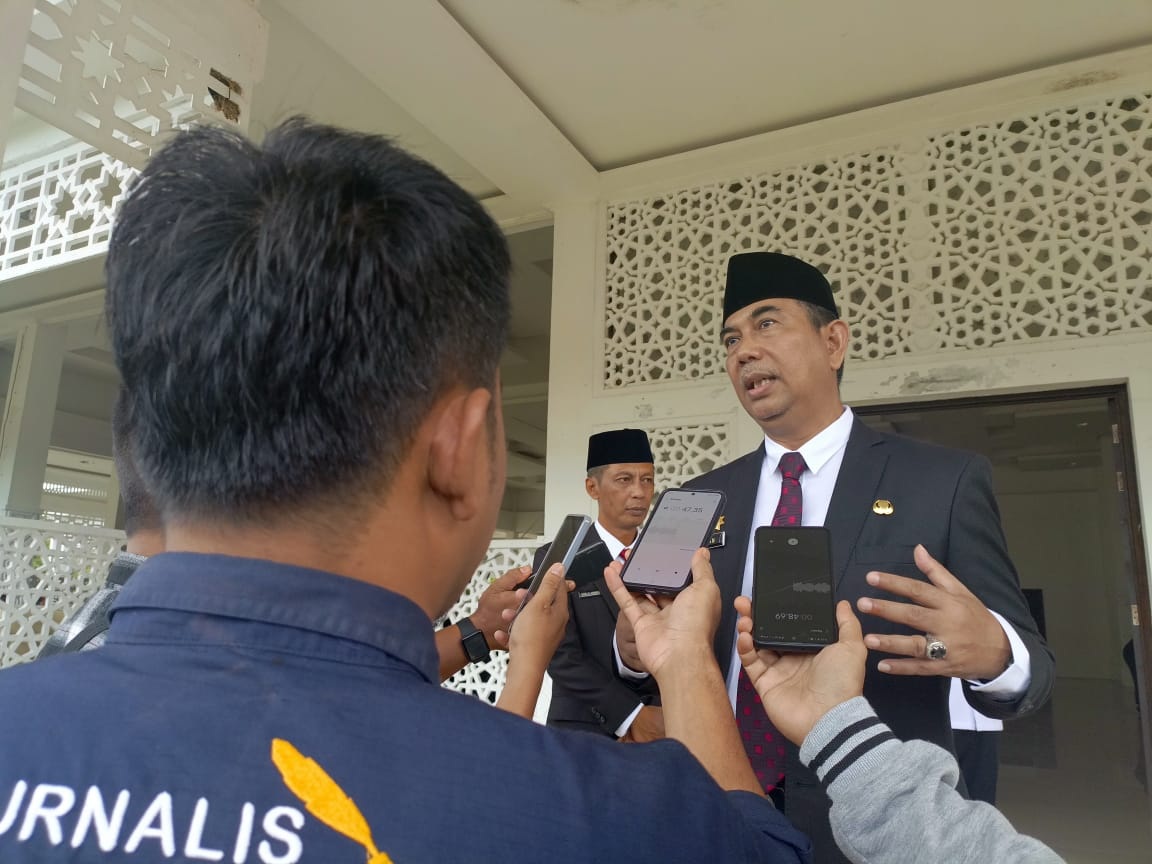 WAWANCARA: Penjabat Bupati Kayong Utara Alfian, bersama PenjabatSekda Kayong Utara Rene Rienaldy saat diwawancara.