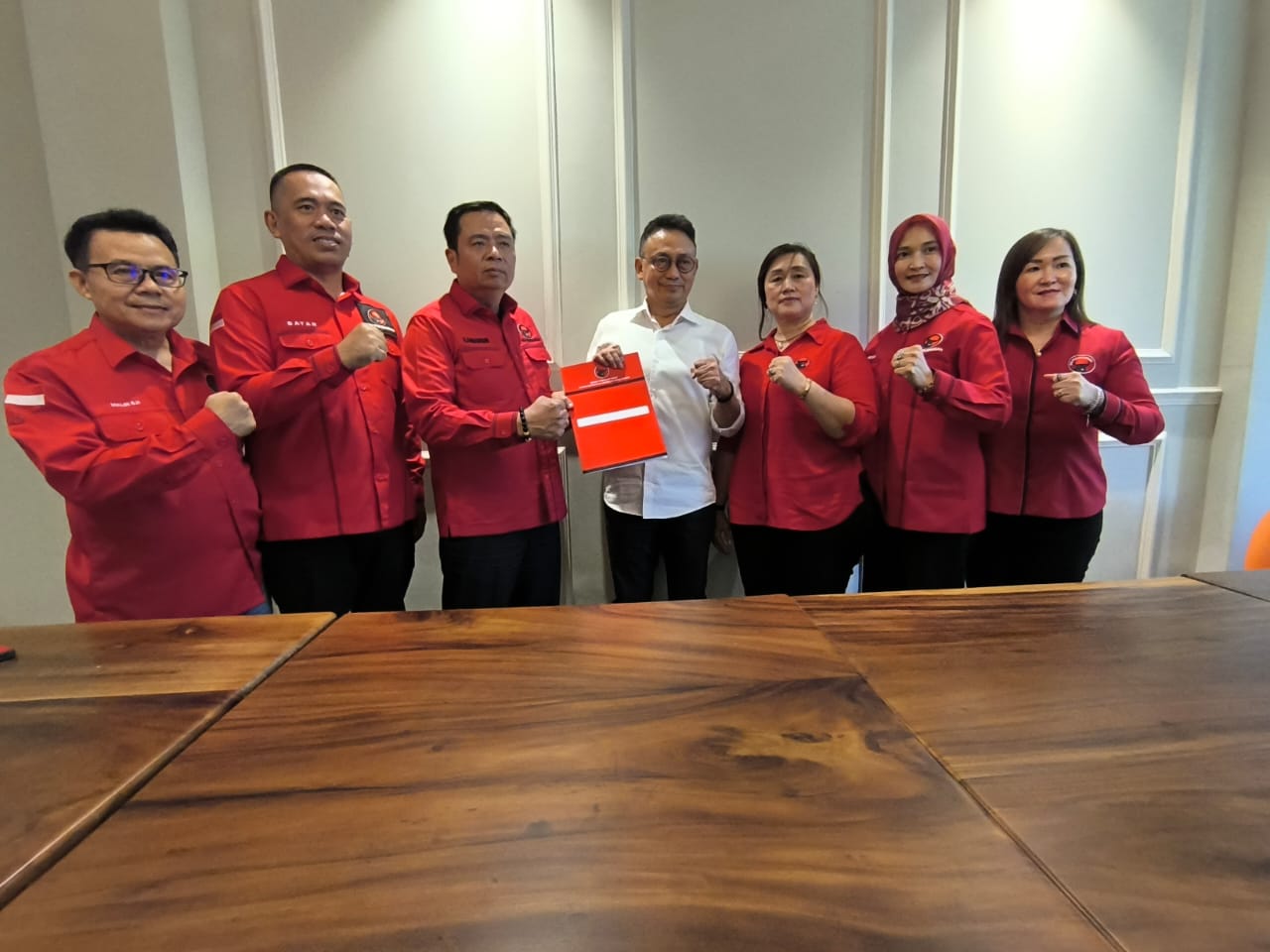 Edi Kamtono menerima rekomendasi B1 Dari ketua DPD PDIP Kalbar Lasarus, Rabu (14/8). (ISTIMEWA