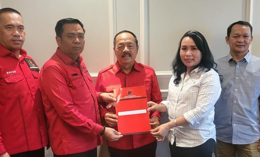 Penyerahan rekomendasi PDI Perjuangan kepada Yohanes Ontot dan Susana Herpena oleh Lasarus.