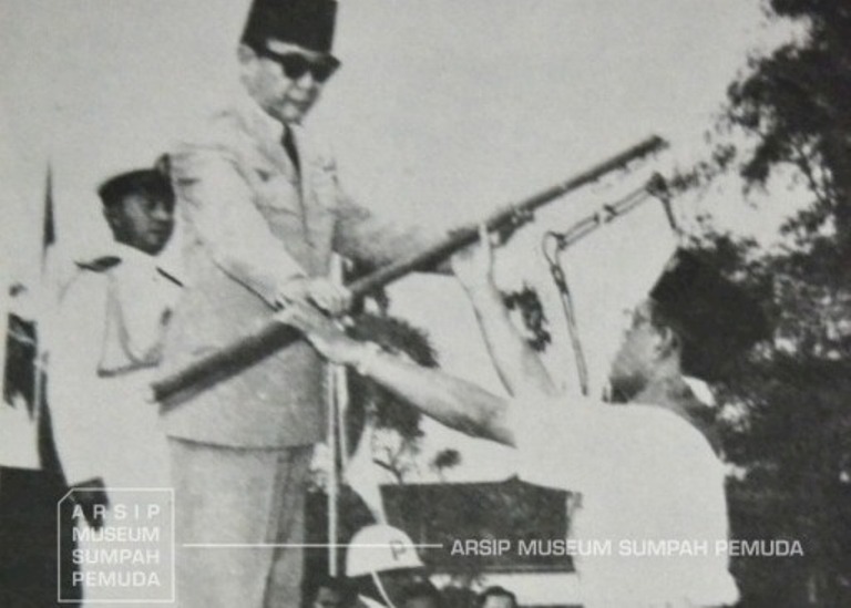 PANJI GERAKAN PRAMUKA: Presiden Soekarno menyerahkan Panji Gerakan Pramuka kepada Ketua Kwarnas Sri Sultan Hamengku Buwono IX. (DOK. ARSIP MUSEUM SUMPAH PEMUDA)