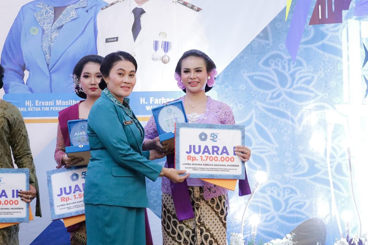 SERAHKAN HADIAH: Ketua TP PKK Ketapang, Elisabeth Betty Martin menyerahkan hadiah kepada pemenang lomba kebaya pada malam puncak HKG PKK ke-52, Senin (12/8) malam.