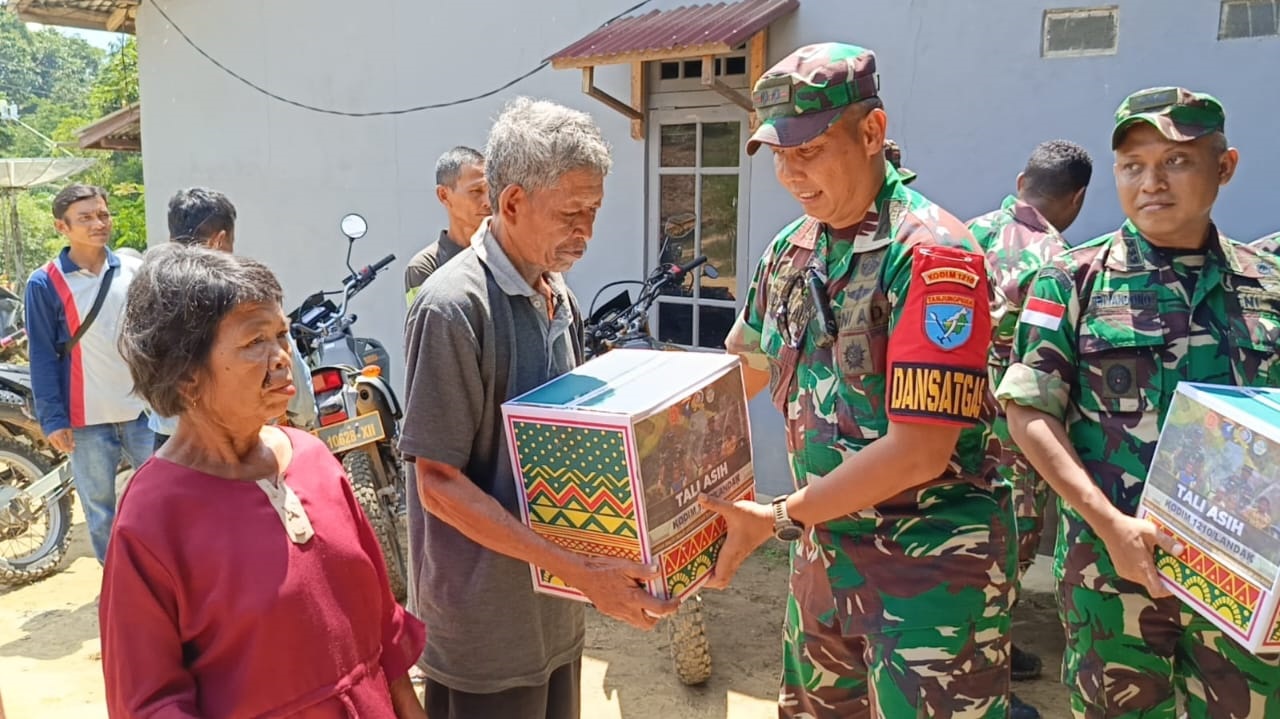 KUNJUNGAN: Tim Pengawasan dan Evaluasi Staf Teritorial Markas Besar TNI, saat mengunjungi lokasi TMMD di Desa Engkaning.