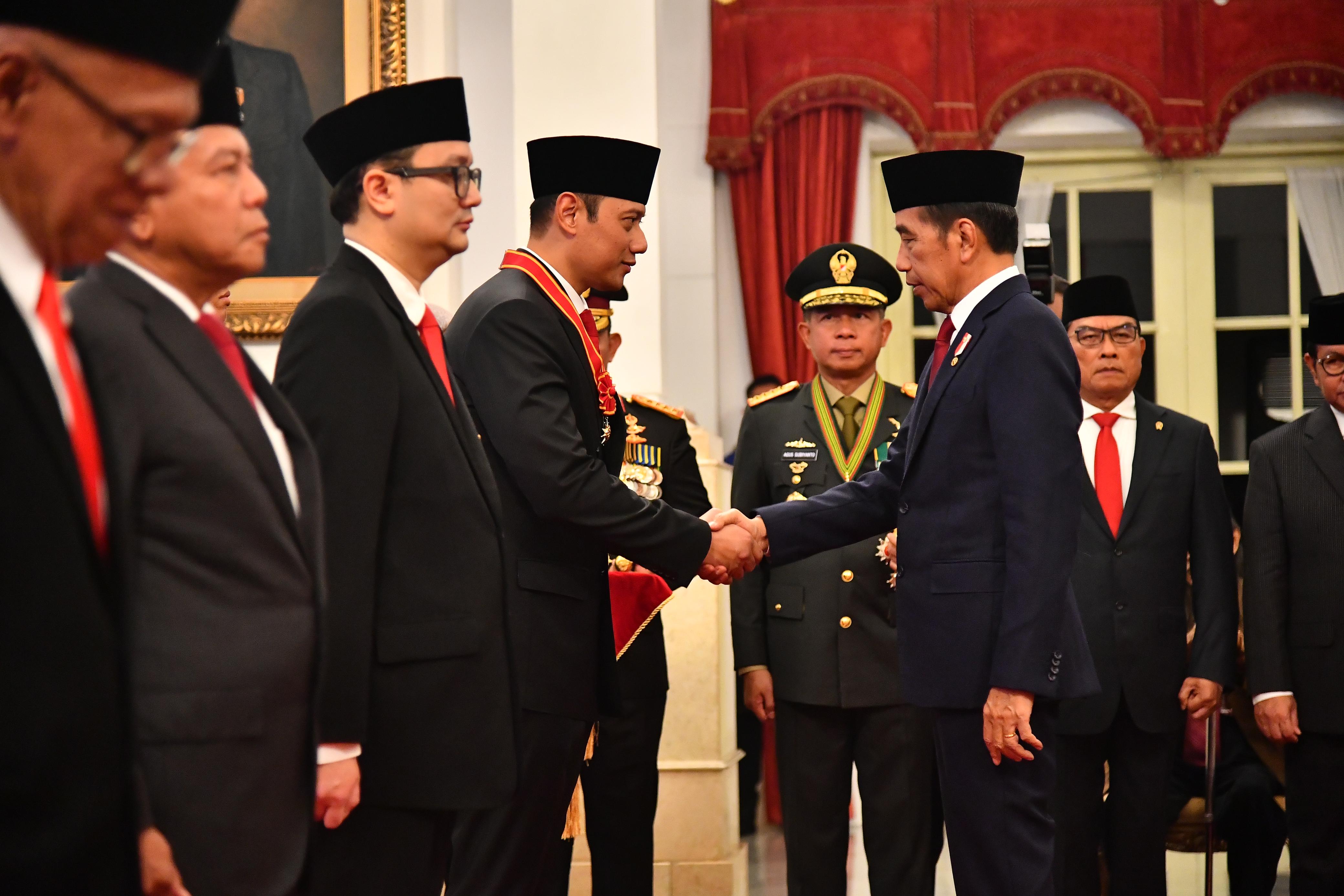 Menteri ATR/BPN, Agus Harimurti Yudhoyono dianugerahi Bintang Mahaputera Nararya oleh Presiden RI, Joko Widodo di Istana Merdeka.